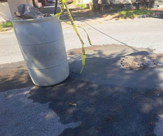 Vecinos tapan los baches con sus propios recursos Vecinos tapan los baches con sus propios recursos