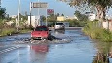 Automovilistas le sacan la vuelta a fuga de agua">