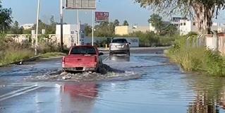 Automovilistas le sacan la vuelta a fuga de agua Automovilistas le sacan la vuelta a fuga de agua