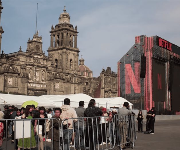 El público llega al Zócalo para ver el homenaje a Juan Gabriel El público llega al Zócalo para ver el homenaje a Juan Gabriel