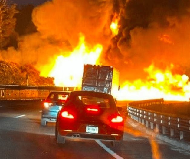 Vuelca y se incendia pipa en la autopista México-Puebla Vuelca y se incendia pipa en la autopista México-Puebla