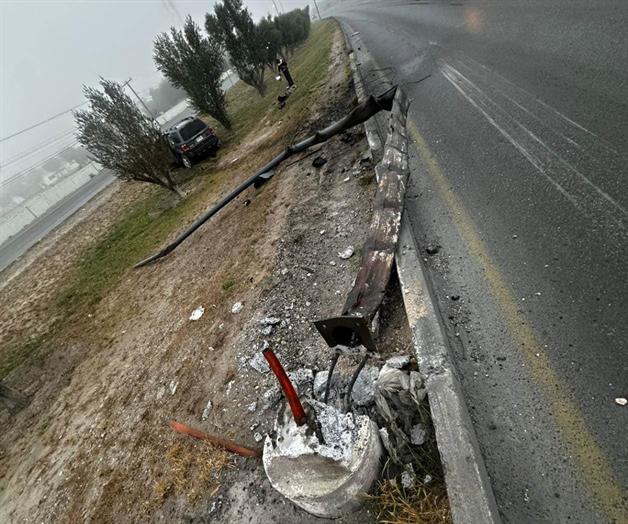 Vehículo se incendia tras derribar un poste Vehículo se incendia tras derribar un poste