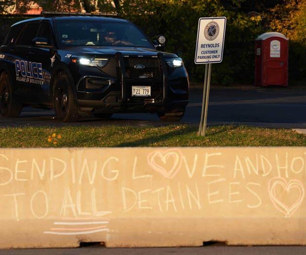 Inmigrante parece convulsionar  mientras ICE arresta a su esposa