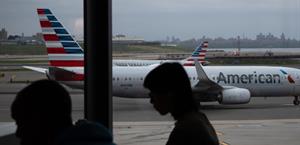 Cancelaciones de vuelos en EEUU seguirían incluso después del cierre; Trump amenaza a controladores