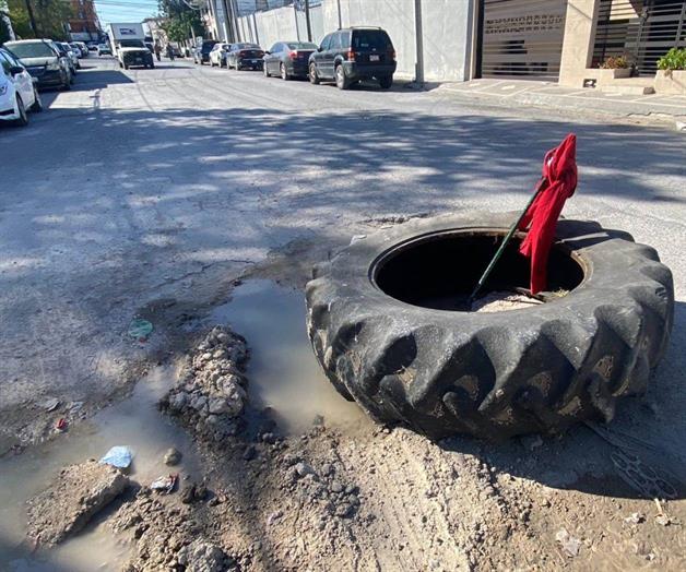 Vecinos colocan llanta para tapar una fuga Vecinos colocan llanta para tapar una fuga
