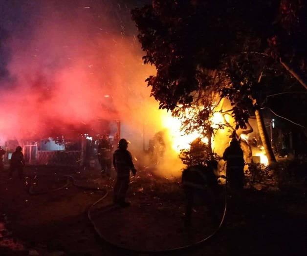 Incendio acaba con recicladora de cartón