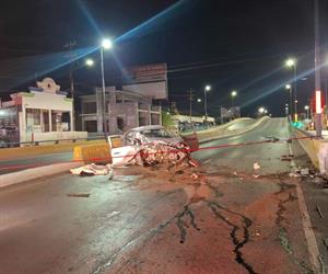 Impacta auto contra muro; hay un muerto Impacta auto contra muro; hay un muerto