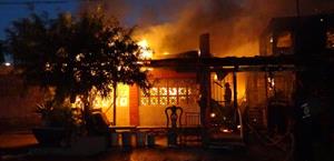 Arden dos casas en Río Bravo; una es pérdida total