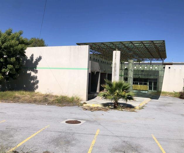 Caen trabajadores de techo de hospital Caen trabajadores de techo de hospital