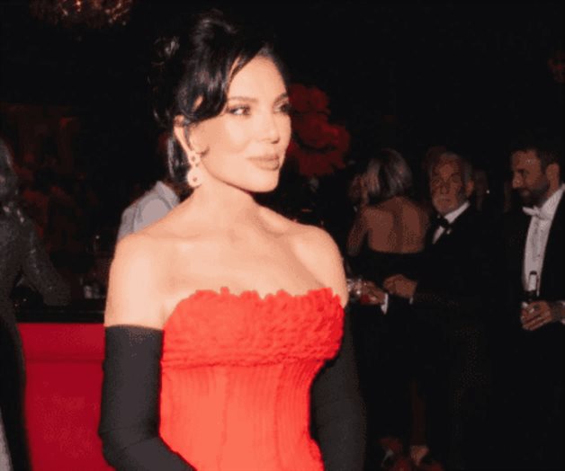 Celebra sus 70 años con vestido rojo de impacto Celebra sus 70 años con vestido rojo de impacto