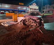 Impacta auto contra muro; hay un muerto