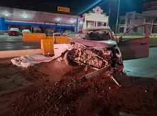 Impacta auto contra muro; hay un muerto