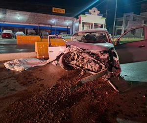 Impacta auto contra muro; hay un muerto