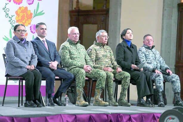 Acompañantes de la presidenta durante el informe