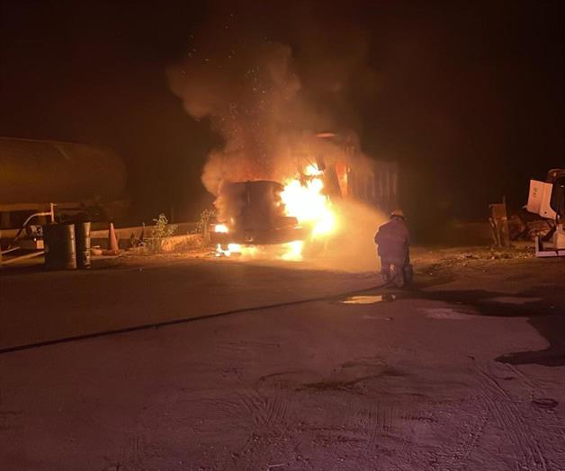 Fuego consume camión de volteo Fuego consume camión de volteo