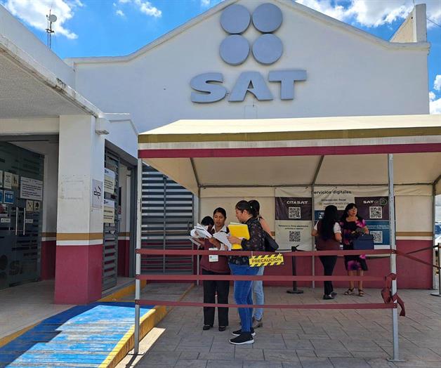 Atienden a contribuyentes pese a protestas en el SAT
