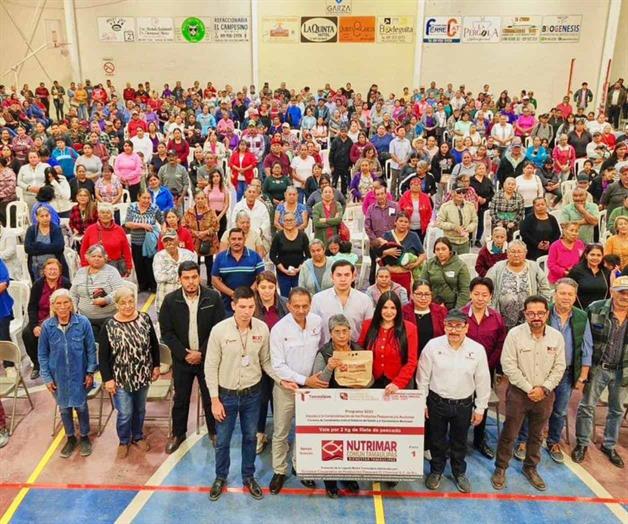 Entregan apoyos de proteína de pescado