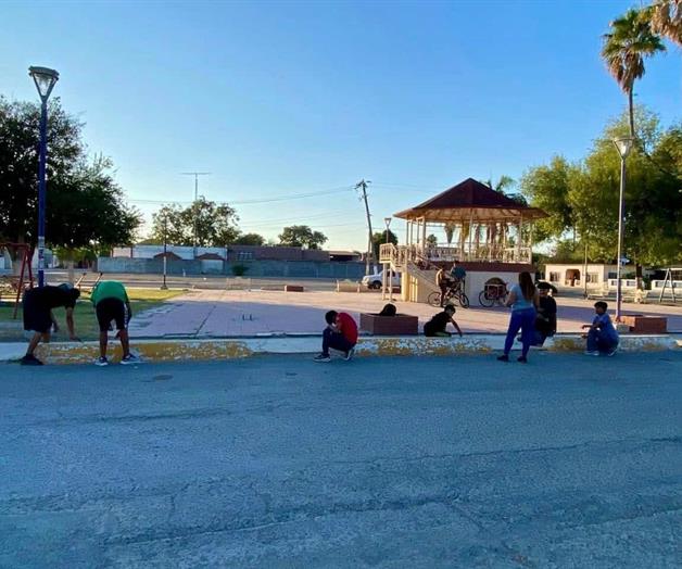Jóvenes voluntarios rehabilitan plazas públicas de Congregación Valadeces