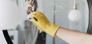 La mezcla casera para limpiar los espejos