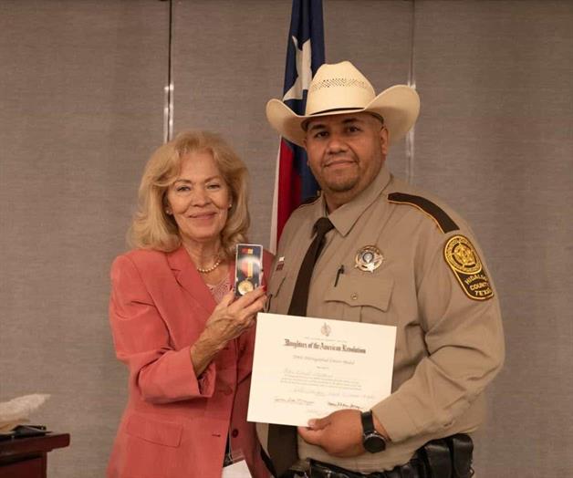 Honran con medalla al agente Daniel Alemán