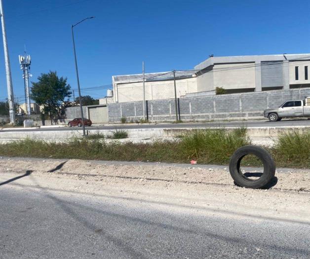 Reemplazan conos viales con ...¡llantas usadas! Reemplazan conos viales con ...¡llantas usadas!