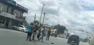 Conductor lesiona al limpiaparabrisas en Río Bravo