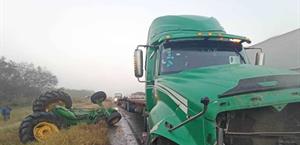 Chocan tractocamión y un tractor en carretera Victoria-Monterrey; hay un lesionado