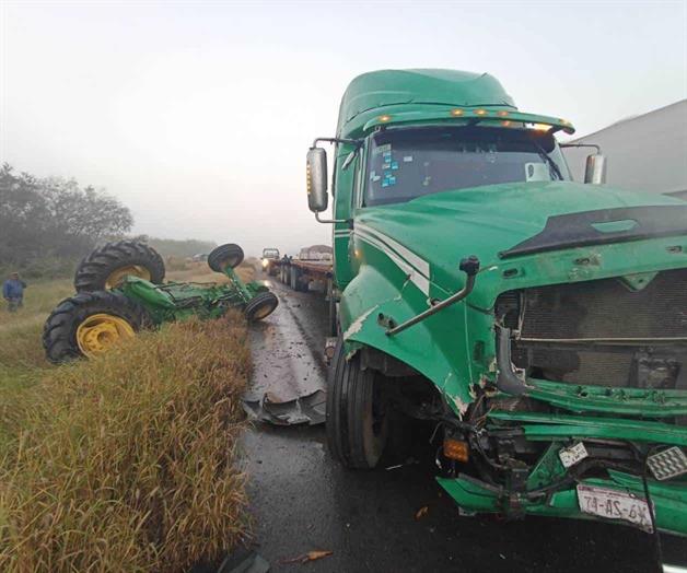 Chocan tractocamión y un tractor en carretera Victoria-Monterrey; hay un lesionado Chocan tractocamión y un tractor en carretera Victoria-Monterrey; hay un lesionado