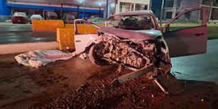 Impacta auto contra muro; hay un mu*rto Impacta auto contra muro; hay un mu*rto