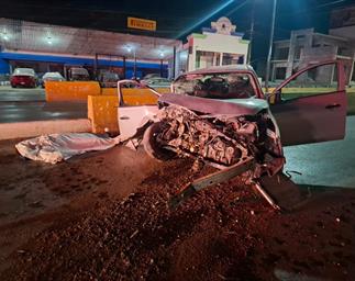 Impacta auto contra muro; hay un mu*rto