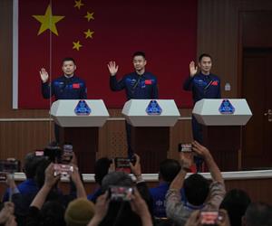 Astronautas chinos vuelven de estación espacial tras retraso debido a daños por escombro espacial