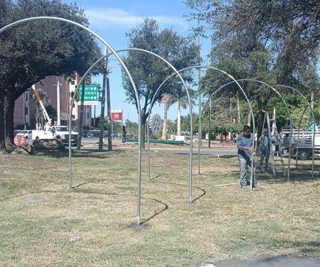 Inician la instalacion de adornos navideños Inician la instalacion de adornos navideños