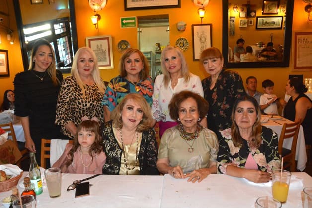 Le cantan Happy Birthday