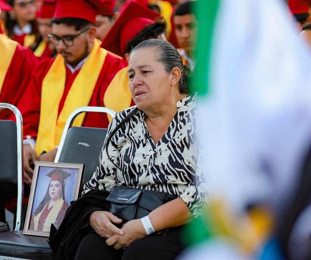 Mamá recibe título de graduación de su hija fallecida; lo guardará "como un lindo tesoro"