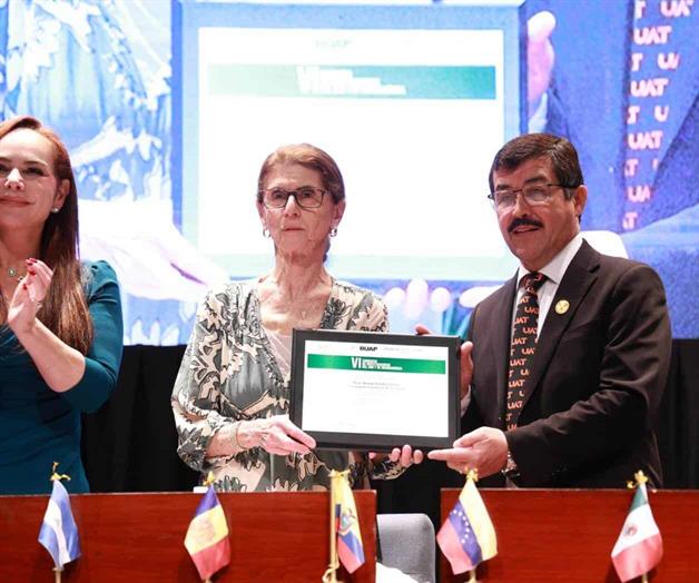 Dra. Annie Pardo dicta una conferencia magistral en la UAT Dra. Annie Pardo dicta una conferencia magistral en la UAT