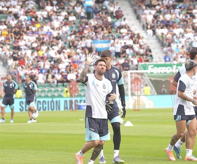 Argentina cierra el año con triunfo 2-0 ante Angola Argentina cierra el año con triunfo 2-0 ante Angola