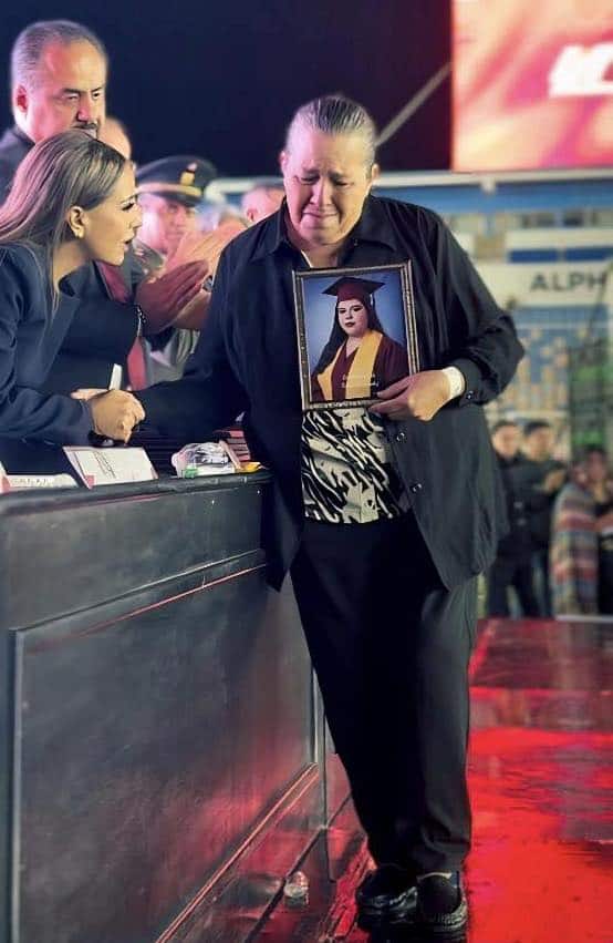 Mamá recibe título de graduación de su hija fallecida; lo guardará "como un lindo tesoro"