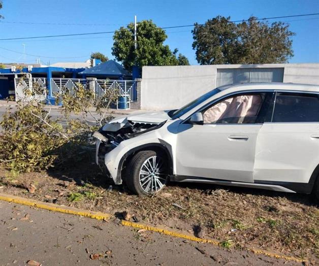 Choca y abandona camioneta de lujo en Río Bravo Choca y abandona camioneta de lujo en Río Bravo