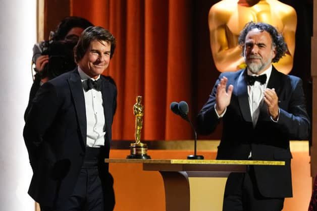 Tom Cruise recibe su primer Oscar en los Premios de los Gobernadores Tom Cruise recibe su primer Oscar en los Premios de los Gobernadores