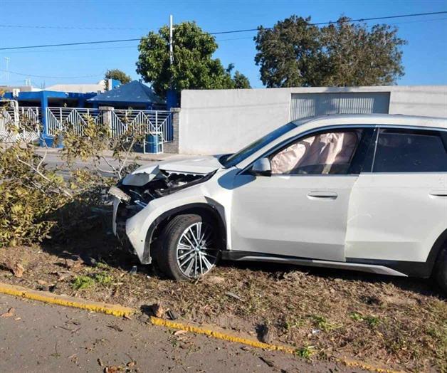 Abandona BMW luego de choque Abandona BMW luego de choque
