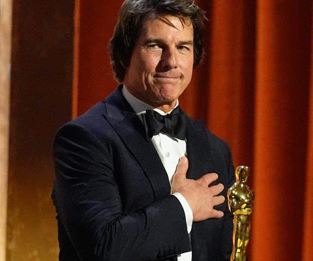 Tom Cruise recibe su primer Oscar en los Premios de los Gobernadores Tom Cruise recibe su primer Oscar en los Premios de los Gobernadores