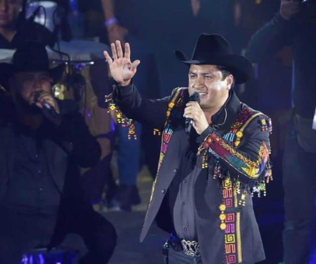 Julión Álvarez desmiente detención de su piloto Julión Álvarez desmiente detención de su piloto