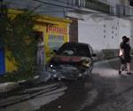 Impacta contra auto estacionado y huye