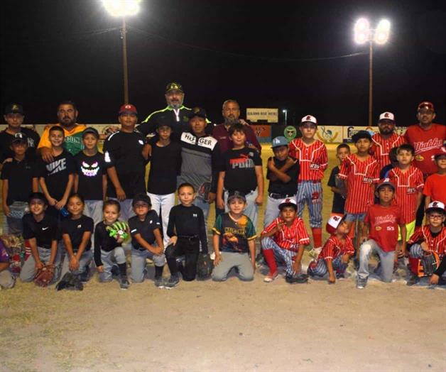 Participan jóvenes en clínica de beisbol Participan jóvenes en clínica de beisbol