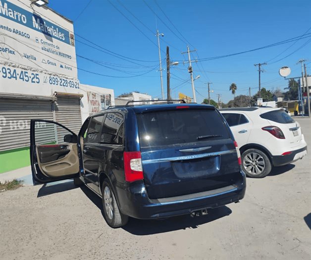 Choca, huye y lo localizan