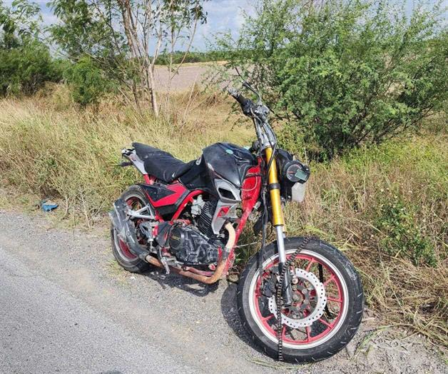 Sufre motociclista aparatosa caída