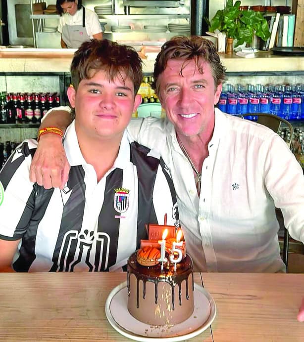 Andrea Nicolás celebra con su padre Colate