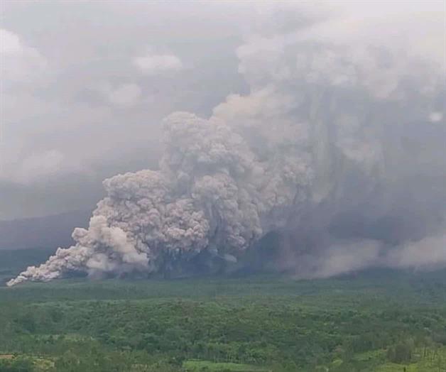 Erupción del volcán Monte Semeru obliga a evacuar aldeas en Indonesia Erupción del volcán Monte Semeru obliga a evacuar aldeas en Indonesia
