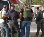 Agentes detienen a tres migrantes en una casa