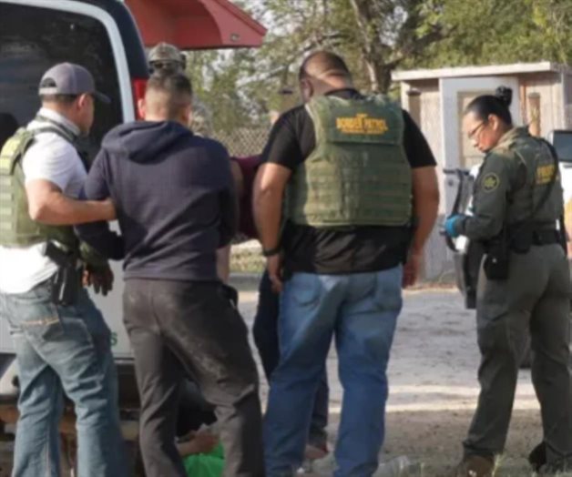 Agentes detienen a tres migrantes en una casa Agentes detienen a tres migrantes en una casa